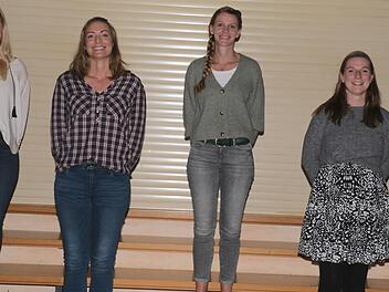 Das neue Vorstandsteam des Schwärzelbacher Vereins für Gartenbau und Landespflege (von links): Mareike Vogler als zweite Vorsitzende, Clarissa Schneider als Kassiererin und Anna Bullheller als Schriftführerin. Foto: Gerd Schaar