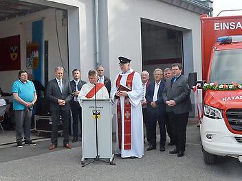 Feuerwehrpfarrer Thomas Teuchgr&auml;ber und Diakon Alfred Trebes bei der Segnung des neuen ELW 2 am Feuerwehrhaus Pressig. Mit im Bild links einige Mitglieder der UG &ndash; &Ouml;EL, Zweiter B&uuml;rgermeister Wolfgang F&ouml;rtsch, Landrat Klaus L&ouml;ffler, B&uuml;rgermeister Stefan Heinlein sowie von rechts die Kreisr&auml;te Bernd Liebhardt, Reinhold Heinlein, B&uuml;rgermeister Rainer Detsch und Bernd Steger