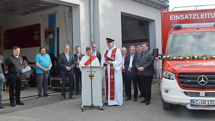 Feuerwehrpfarrer Thomas Teuchgr&auml;ber und Diakon Alfred Trebes bei der Segnung des neuen ELW 2 am Feuerwehrhaus Pressig. Mit im Bild links einige Mitglieder der UG &ndash; &Ouml;EL, Zweiter B&uuml;rgermeister Wolfgang F&ouml;rtsch, Landrat Klaus L&ouml;ffler, B&uuml;rgermeister Stefan Heinlein sowie von rechts die Kreisr&auml;te Bernd Liebhardt, Reinhold Heinlein, B&uuml;rgermeister Rainer Detsch und Bernd Steger