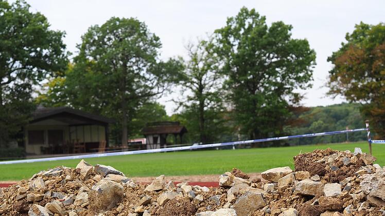 Das Grün sprießt bereits, doch aktuell ist auf dem Hauptplatz des FC Rottershausen aufgrund der Sanierungsarbeiten noch kein Spielbetrieb möglich. Foto: Jürgen Schmitt