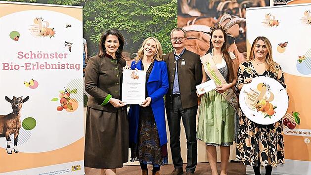 Landtagsabgeordnete Michaela Kaniber (von links), Hannah Winkler von Mohrenfels (Geschäftsführerin des Landgutes), Hubert Heigl (Vorsitzender LVÖ Bayern), Biokönigin Raphaela I. und Maria-Lena Hohenester (Geschäftsführerin LVÖ Bayern) bei der Bio-...