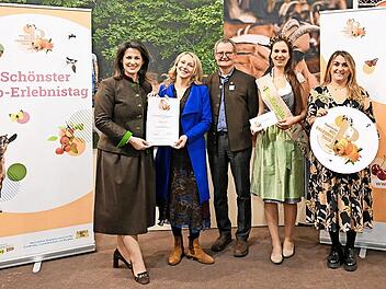 Landtagsabgeordnete Michaela Kaniber (von links), Hannah Winkler von Mohrenfels (Geschäftsführerin des Landgutes), Hubert Heigl (Vorsitzender LVÖ Bayern), Biokönigin Raphaela I. und Maria-Lena Hohenester (Geschäftsführerin LVÖ Bayern) bei der Bio-...