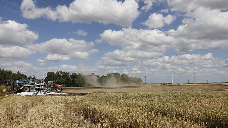 M&auml;hdrescher ger&auml;t in Brand: Feuer greift auf Feld &uuml;ber