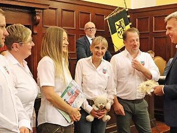 B&uuml;rgermeister Heiko Voigt (r.) dankte den Mitgliedern des Heimatvereins Oberlind.