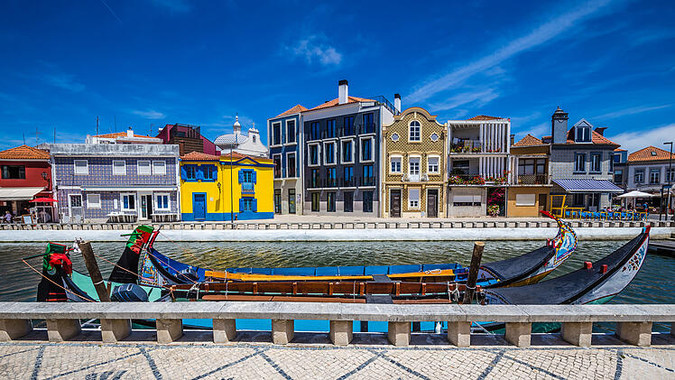 Urlaub in Portugal: Jugendstil-Geb&auml;ude und Boote in Aveiro
