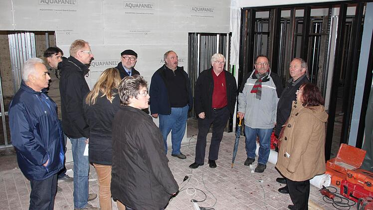 Im Freibad werden neben im Umkleidetrakt neben der Ständerkonstruktion auch schon die ersten Trockenbauwände eingezogen