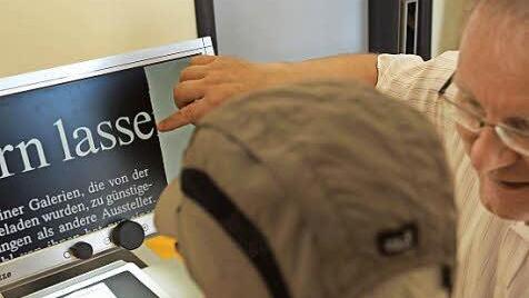 Das Lesegerät vergrößert gedruckte Texte.