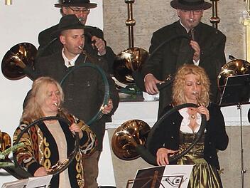 Mitglieder der Jagdhornbläsergruppe des bayerischen Jagdverbands, Kreisgruppe Haßberge, unter Hornmeister Reinhard Lößlein bei der die traditionelle Hubertusmesse in Breitbrunn. Auch zwei Damen blasen die Naturtöne auf dem Instrument. Foto: Günther Geiling