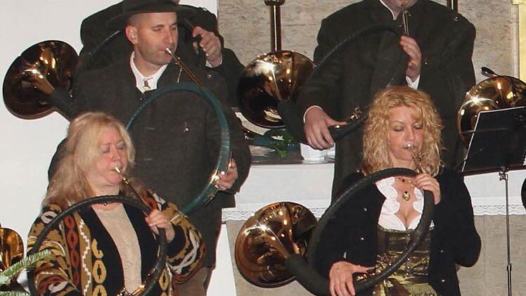 Mitglieder der Jagdhornbläsergruppe des bayerischen Jagdverbands, Kreisgruppe Haßberge, unter Hornmeister Reinhard Lößlein bei der die traditionelle Hubertusmesse in Breitbrunn. Auch zwei Damen blasen die Naturtöne auf dem Instrument. Foto: Günther Geiling