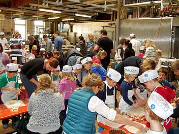 Nicht nur am jährlichen Kinderbacktag ist die Produktionsfläche der Großbäckerei Peter Schmitt zu klein.Der Betrieb platzt schon öange aus allen Nähten. Foto: Sigismund von Dobschütz