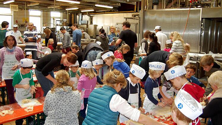 Nicht nur am jährlichen Kinderbacktag ist die Produktionsfläche der Großbäckerei Peter Schmitt zu klein.Der Betrieb platzt schon öange aus allen Nähten. Foto: Sigismund von Dobschütz