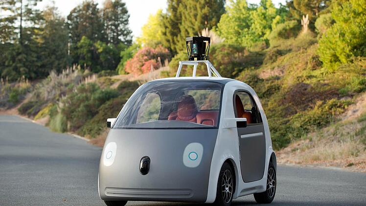 Sicher ist sicher: Der erste Prototyp des Google-Autos ist noch mit Lenkrad und Pedalen ausgerüstet. Später sollen ein paar Knöpfe genügen, gefahren wird dann autonom. Foto: Google