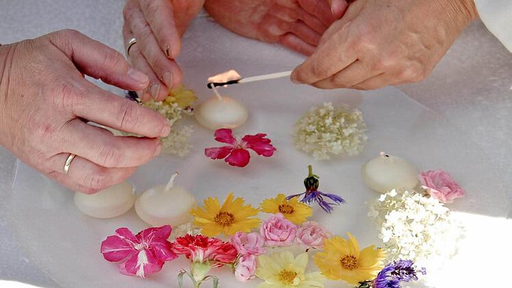 Einweihung der "Himmelswiese" auf dem Parkfriedhof Bad Kissingen, Samstag, 12. Juli 2014. Für die ersten fünf Kinder, die hier bestattet werden, wurden fünf Kerzen angezündet.
