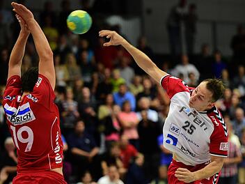 Das Siegtor: Drei Sekunden vor der Schlusssirene wuchtet HSC-Rückraumspieler Vilim Leskovec (rechts) den Ball am Kirchzeller Verteidiger Andreas Kunz vorbei zum 33:32-Siegtor in die Maschen. Foto: Anand Anders