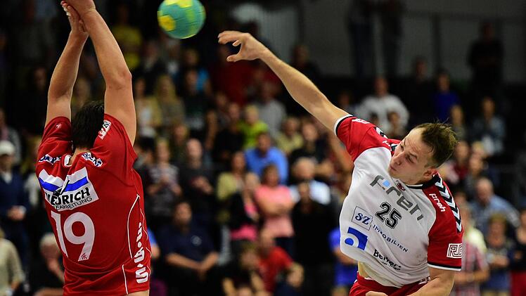 Das Siegtor: Drei Sekunden vor der Schlusssirene wuchtet HSC-Rückraumspieler Vilim Leskovec (rechts) den Ball am Kirchzeller Verteidiger Andreas Kunz vorbei zum 33:32-Siegtor in die Maschen. Foto: Anand Anders