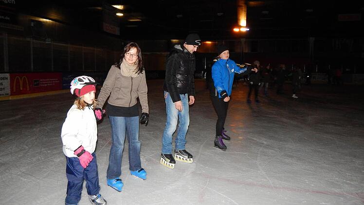 Die vielen jungen Eisläufer hatten beim Après-Ski-Lauf im Höchstadter Eisstadion ihren Spaß. Foto: Mona Lisa Eigenfeld