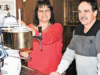 Carmen und Willi Mathes vom Gasthaus "Zum Löwen" zapfen noch an bestimmten Tagen für ihre Stammgäste das Bier. Foto: Evelyn Schneider
