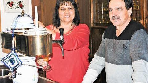 Carmen und Willi Mathes vom Gasthaus "Zum Löwen" zapfen noch an bestimmten Tagen für ihre Stammgäste das Bier. Foto: Evelyn Schneider