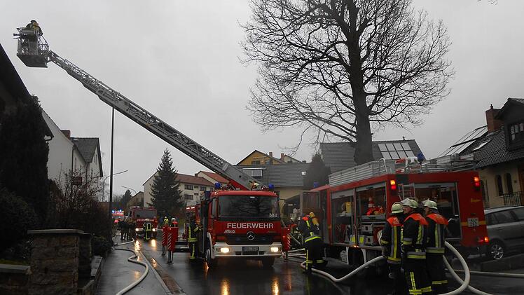 Die Mangersreuther Straße war während des Einsatzes komplett gesperrt. Foto: Katrin Geyer
