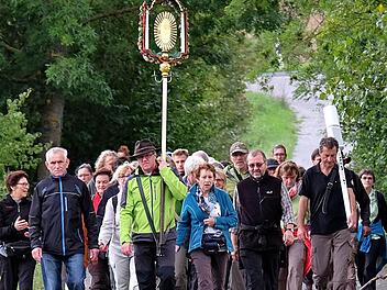 Rund 90 Wallfahrer pilgerten in diesem Jahr zu Fuß von Thulba nach Retzbach und zurück.  Foto: Gerd Schaar