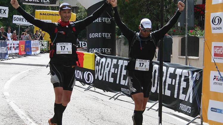 Geschafft: Nach acht Etappen hatten Jan Mueller (li.) und Martin Constantin im Jahr 2009 ihren ersten Transalpine-Run hinter sich.  Foto: Sportograf