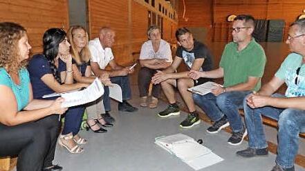 J&uuml;rgen Ziegler (Zweiter von rechts) stellte die Idee vor, die sich hinter der Aktion Zukunftswerkstatt verbirgt. Foto: W. Rei&szlig;aus