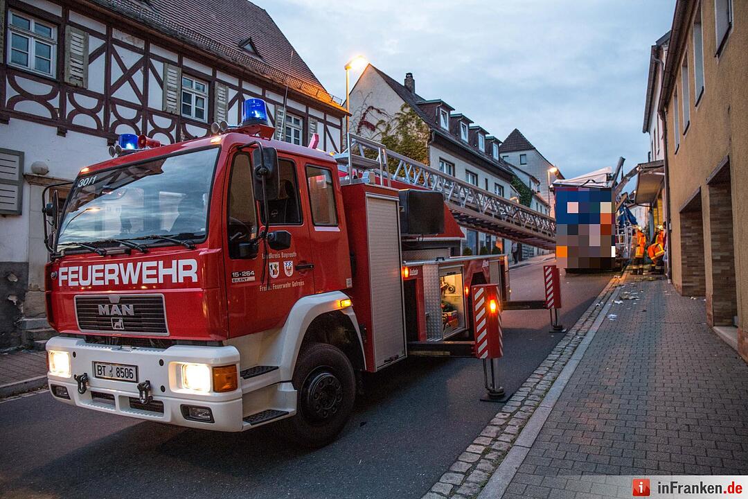Lkw bleibt in Gefrees an Vordach hängen