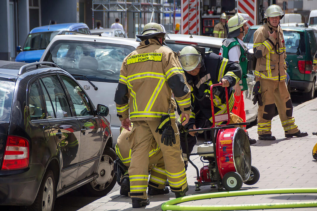 Feuerwehreinsatz in Fürth: Balkonmöbel brennen in der Südstadt