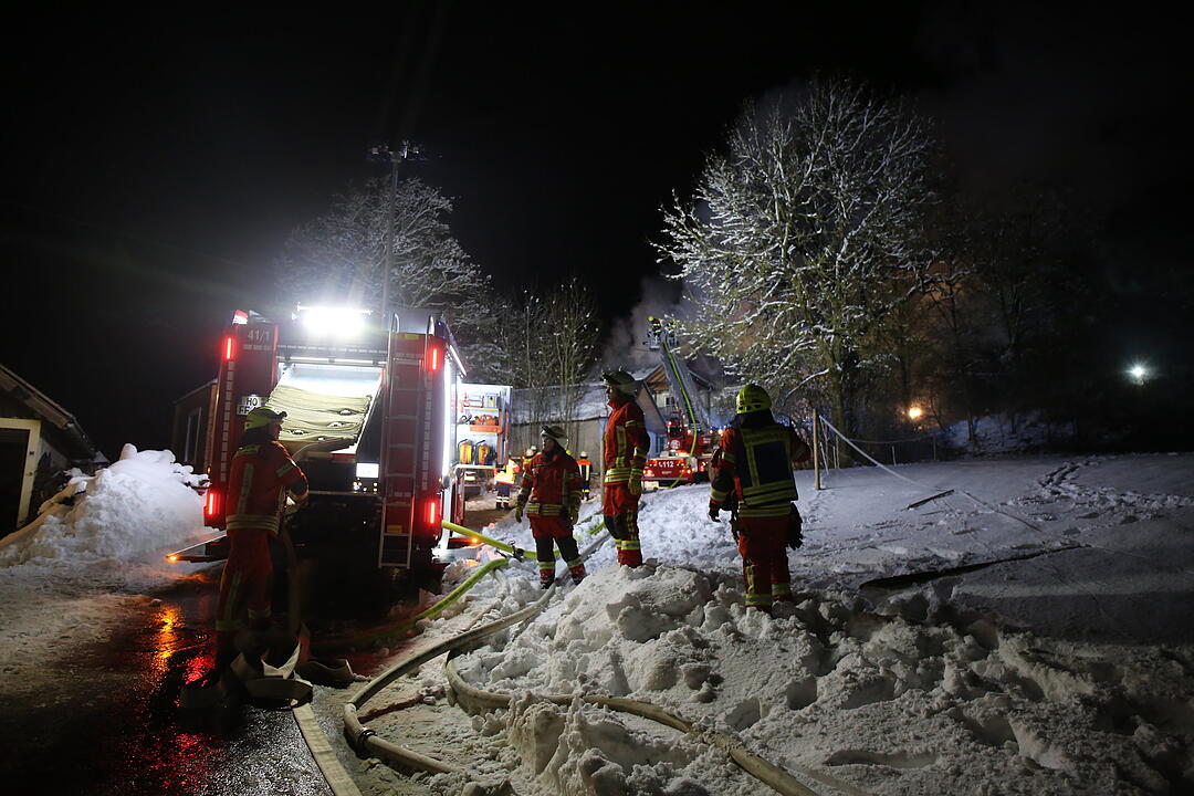 Dachstuhlbrand nahe Helmbrechts in Oberfranken hält Feuerwehr in Atem
