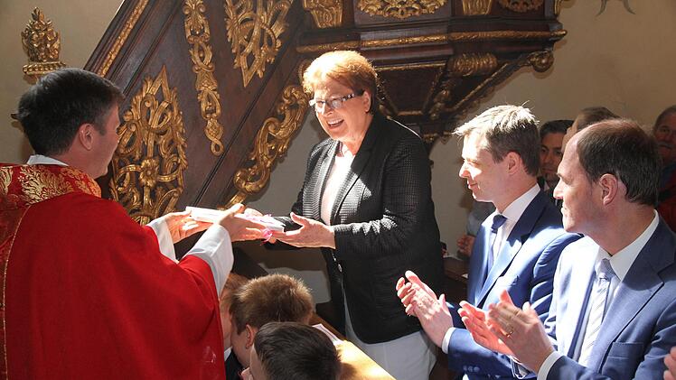 Pfarrer Matthias Steffel überreicht Landtagspräsidentin Barbara Stamm ein Präsent.  Foto: Mathias Erlwein