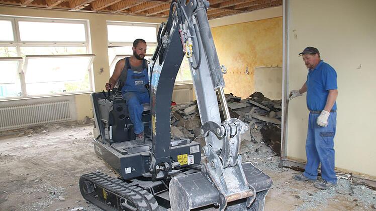 Derzeit wird die Schmeilsdorfer Schule entkernt. Bald rollen die Abrissbagger an. Foto: Jürgen Gärtner
