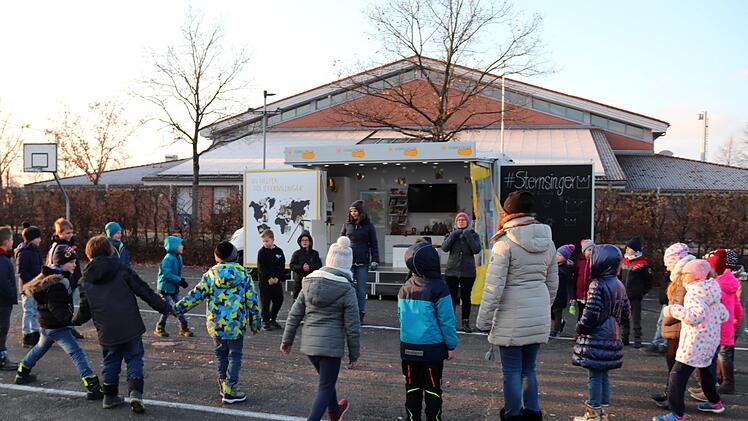 Aufwärmspiele vor dem Mobil   Foto: Johanna Blum