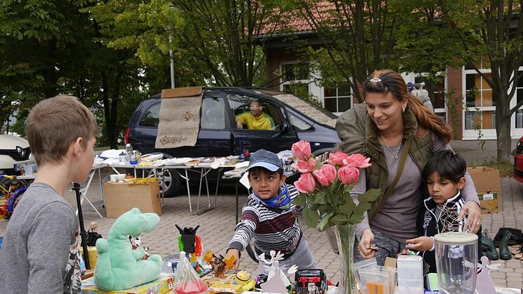 Am Stand von Tobias war die junge Mutter mit ihren beiden  Buben goldrichtig. - Foto: Manja von Nida