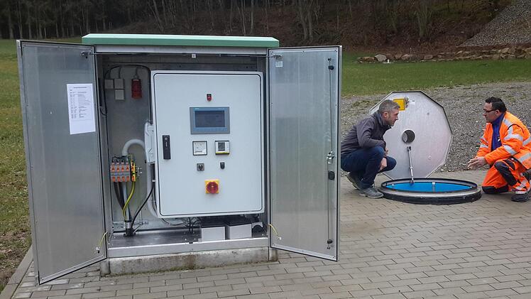 Dank des modernen Schaltschrankes (im Vordergrund) hat Wasserwart Cosimo Portarulo (hinten rechts) auch per Internet Zugriff auf die Anlage. Beim Ortstermin erläuterte er Bürgermeister Jochen Vogel (hinten links) die Funktion einer Einstiegsluke zu den Quellen.Foto: Rolf Pralle