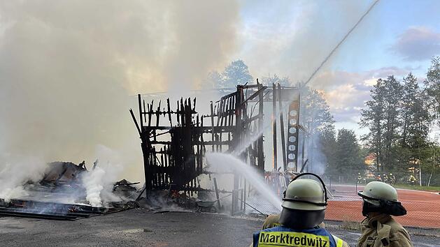 Tennishalle in Flammen: Feuerwehr bek&auml;mpft Vollbrand