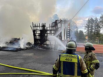 Tennishalle in Flammen: Feuerwehr bekämpft Vollbrand
