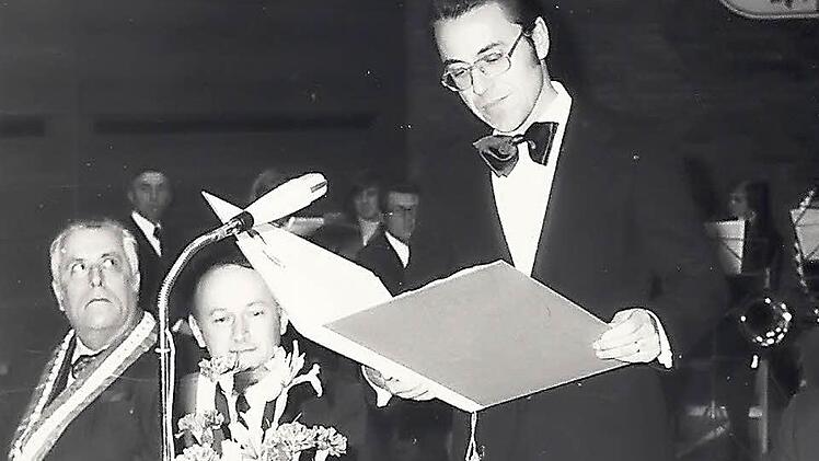 Kurt Sieber (stehend) verliest 1974 im Haßfurter Schulzentrum die Urkunde für die Partnerschaft des Landkreises Haßberge mit dem District du Tricastin. Mit auf dem Bild sind Marcel Gony (Bürgermeister von St.-Paul-Trois-Châteaux), Jean Monton (Bürgermeister von Pierrelatte) und der damalige Haßberge-Landrat Walter Keller (von links). Foto: Archiv