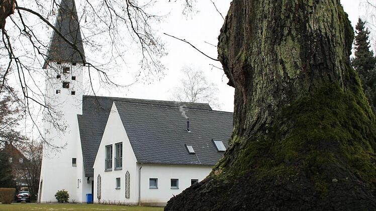 Nicht nur mit dem ein oder anderen Baum vor der Geschäftsstelle des Diakonie-Vereins an der Friedenskirche stimmt etwas nicht, sondern auch in der Pflegestation gab es Auswüchse. Das teilte der Vorstand am Mittwochabend in der Mitgliederversammlung mit. Foto: Ralf Ruppert
