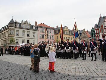 So beginnt der Pfingstkongress: Die präsidierende Landsmannschaft, heuer die Macaria Köln, zieht auf dem Coburger Markplatz ein. Außerdem sind Fahnenabordnungen der Vor- und Nachpräsidierenden dabei: 2012 hatte die Troglodytia Kiel den Vorsitz (schwarze Jacken), 2013 folgt Preußen Berlin.  Fotos: Simone Bastian