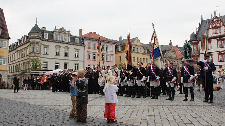 So beginnt der Pfingstkongress: Die präsidierende Landsmannschaft, heuer die Macaria Köln, zieht auf dem Coburger Markplatz ein. Außerdem sind Fahnenabordnungen der Vor- und Nachpräsidierenden dabei: 2012 hatte die Troglodytia Kiel den Vorsitz (schwarze Jacken), 2013 folgt Preußen Berlin.  Fotos: Simone Bastian