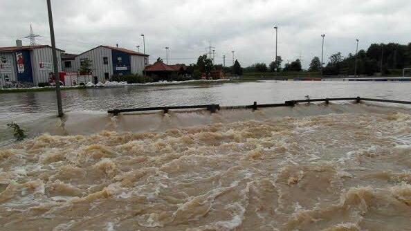 Reißende Fluten in Hallstadt. Foto: Sebastian Pflaum