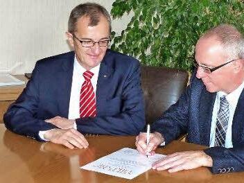 Bürgermeister Stephan Heckel-Michel (rechts) und Sparkassen-Vorstandsmitglied Harry Weiß unterzeichnen die Stiftungsurkunde "Unser Ködnitz". Foto: Dieter Hübner