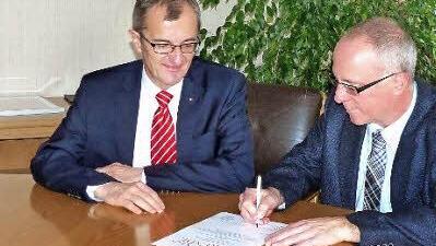 Bürgermeister Stephan Heckel-Michel (rechts) und Sparkassen-Vorstandsmitglied Harry Weiß unterzeichnen die Stiftungsurkunde "Unser Ködnitz". Foto: Dieter Hübner