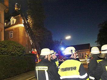 Rechtzeitig vor Ort: Das schnelle Eingreifen der Feuerwehren aus Haarbrücken und Neustadt verhinderte, dass ein Dachstuhl in der Bahnhofstraße komplett in Flammen aufging.