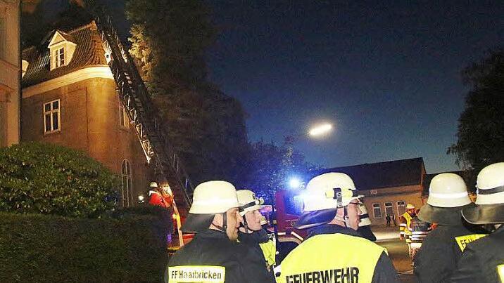 Rechtzeitig vor Ort: Das schnelle Eingreifen der Feuerwehren aus Haarbrücken und Neustadt verhinderte, dass ein Dachstuhl in der Bahnhofstraße komplett in Flammen aufging.