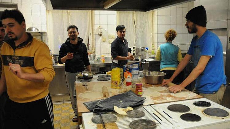 In der Küche des ehemaligen Gasthauses Unterleiterbach stehen inzwischen Elektroherde, an denen die Asylbewerber kochen können. Foto: N. Schalk