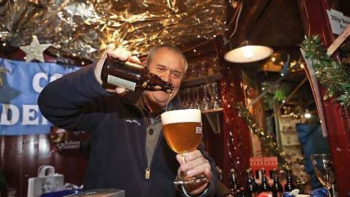 Zum Eröffnungswochenende gehört der Bierstand der Partnerstadt Oudenaarde (hier Stephan Coesens). Foto: Barbara Herbst