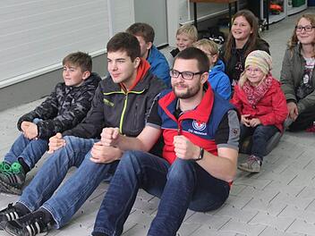 Die Wasserwacht Höchstadt sammelt für ein Einsatzfahrzeug - und sitzt schon einmal Probe. Foto: privat