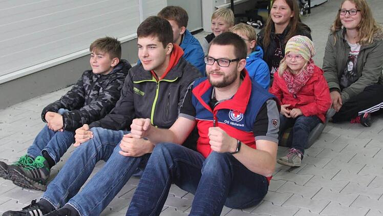 Die Wasserwacht Höchstadt sammelt für ein Einsatzfahrzeug - und sitzt schon einmal Probe. Foto: privat