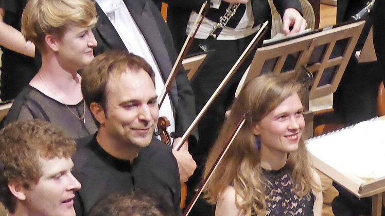 Nach Tschaikowsky ein Bad in der Menge: Mirga Grazinytè-Tyla und Herbert Schuch. Links im Vordergrund Konzertmeister Tomo Keller und sein "Copilot" Jonathan Martindale. Foto: Gerhild Ahnert